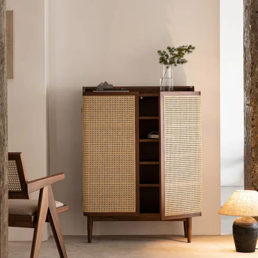 Zapatero japonés macizo con puertas de mimbre